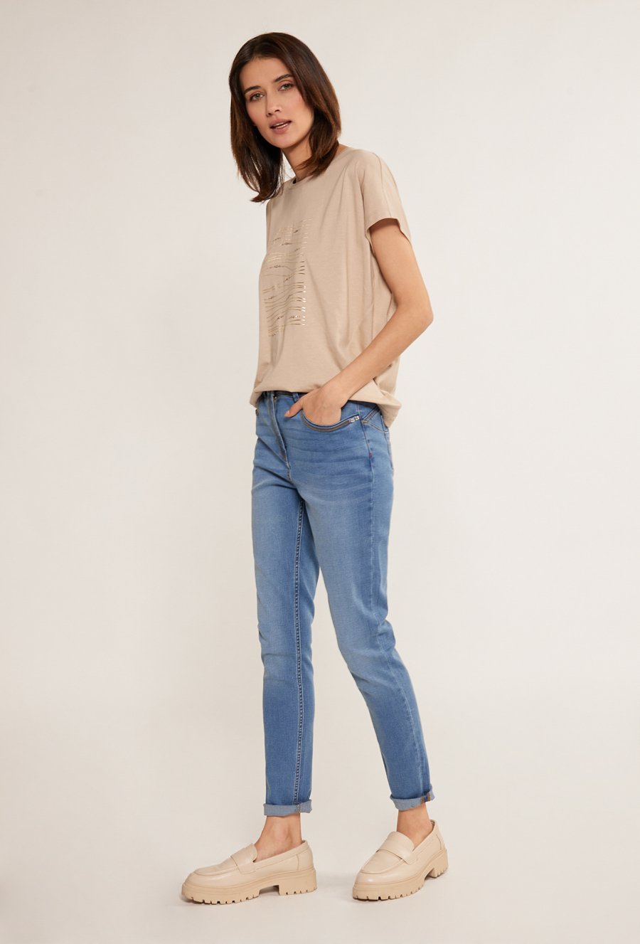 Jeansy z przetarciami