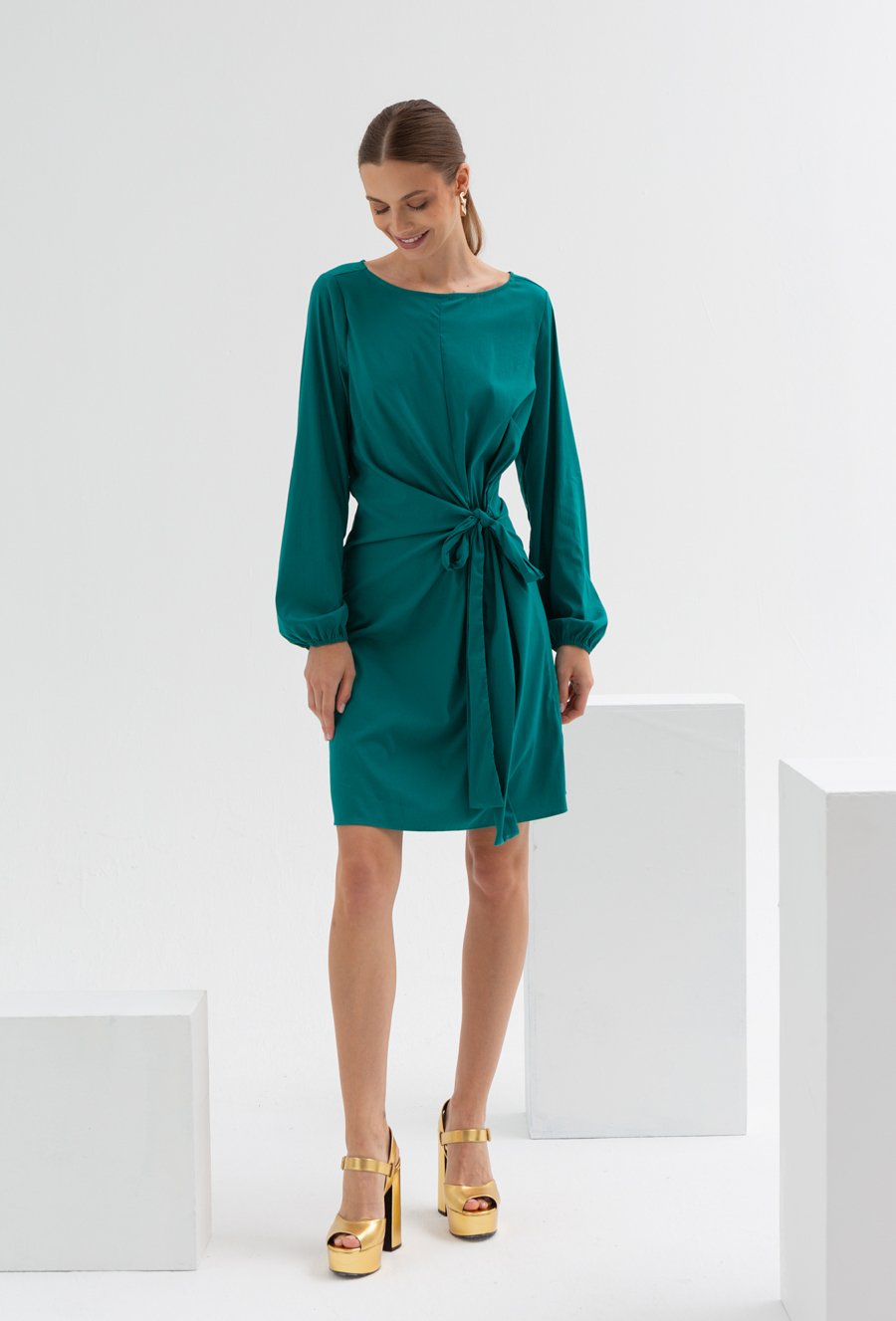 Sukienka z ozdobną szarfą w tali