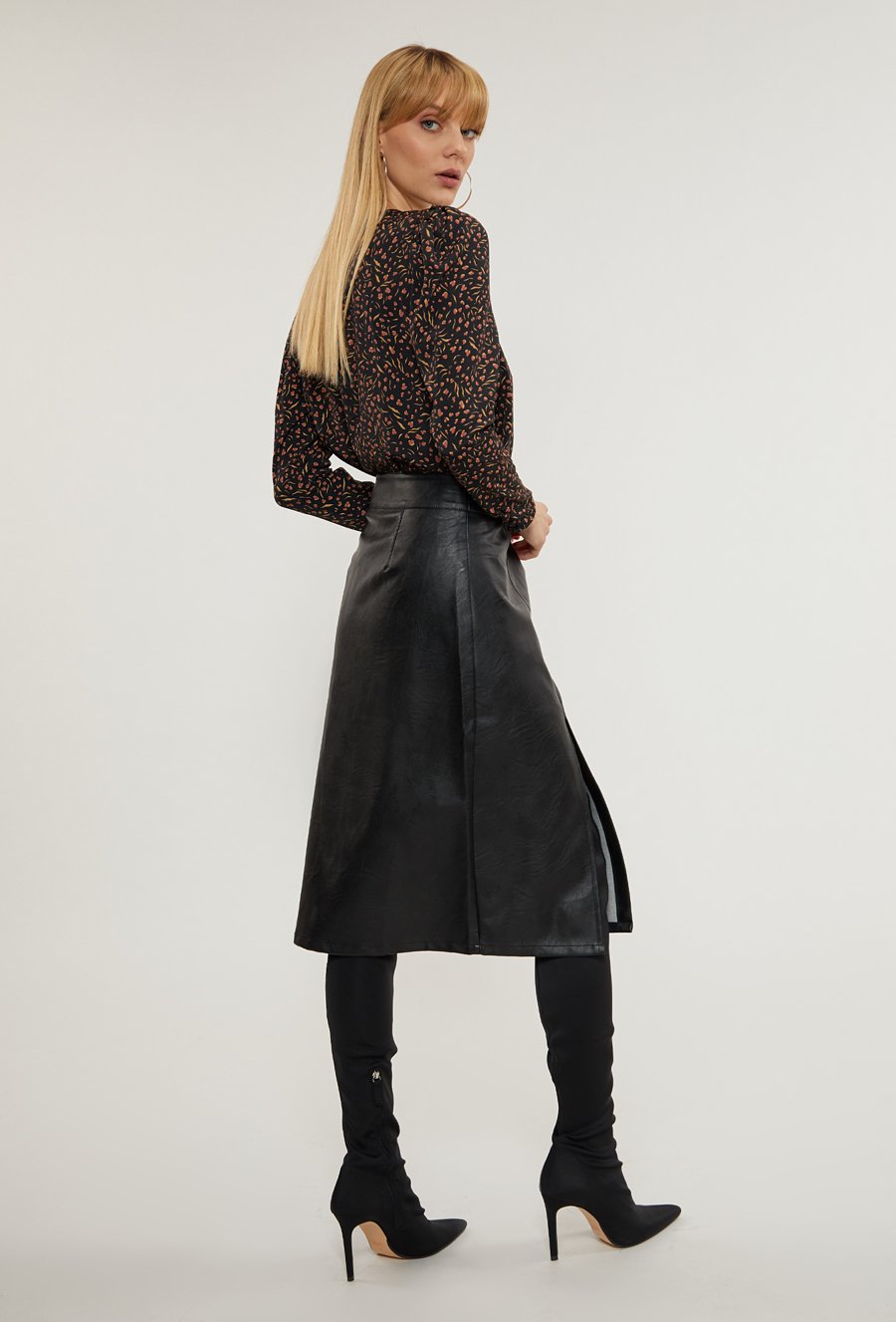 Oł&oacute;wkowa sp&oacute;dnica z imitacji sk&oacute;ry