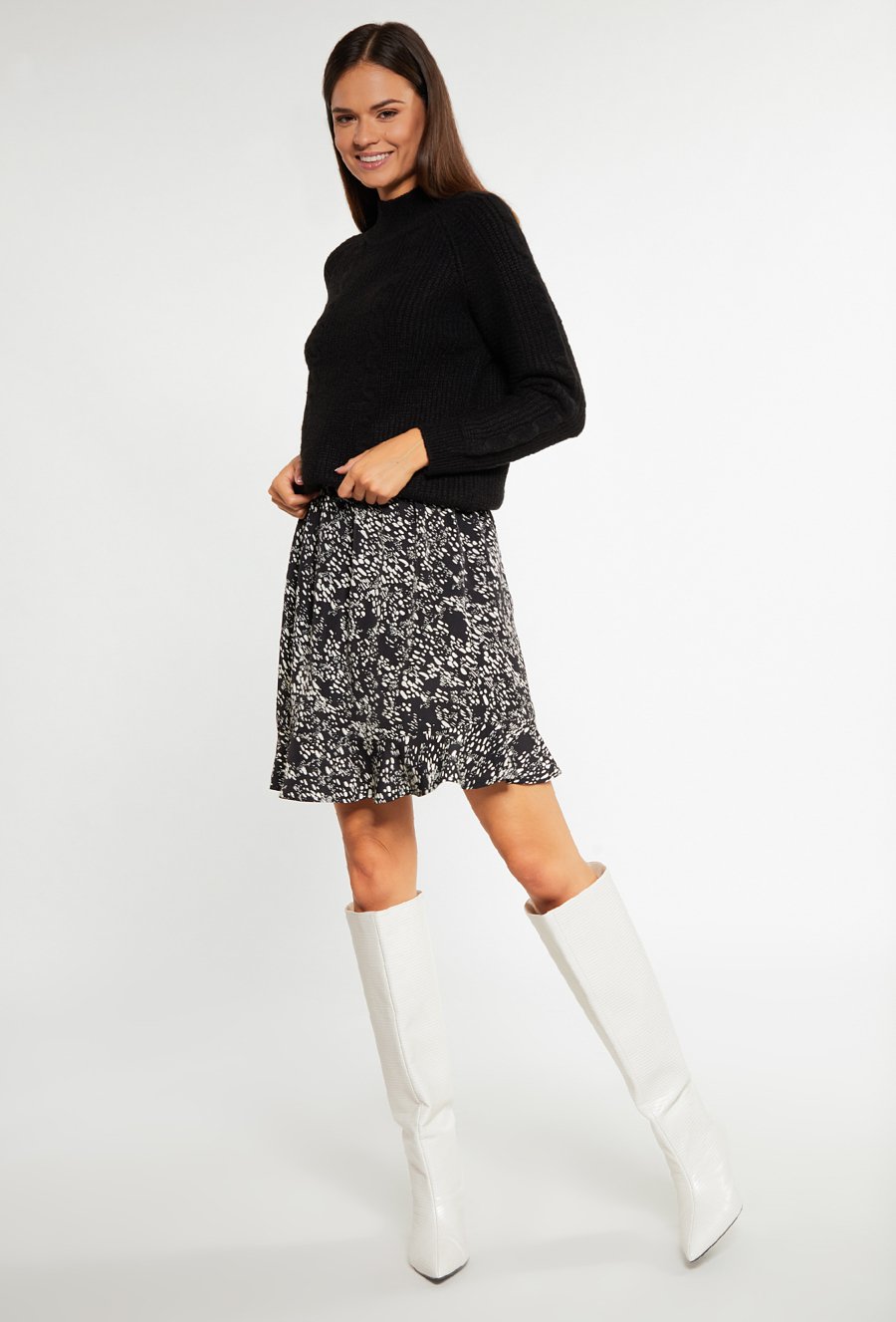 Sp&oacute;dnica z falbaną w nieregularny print