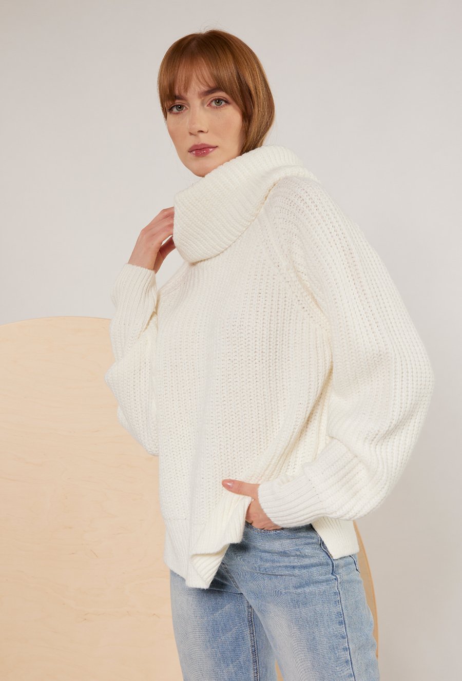 Biały golf o swobodnym kroju