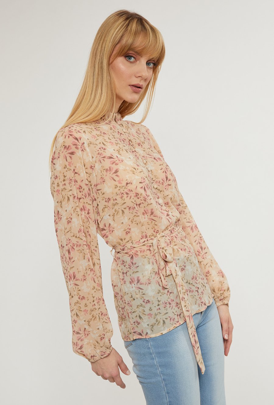 Delikatna bluzka wiązana w talii
