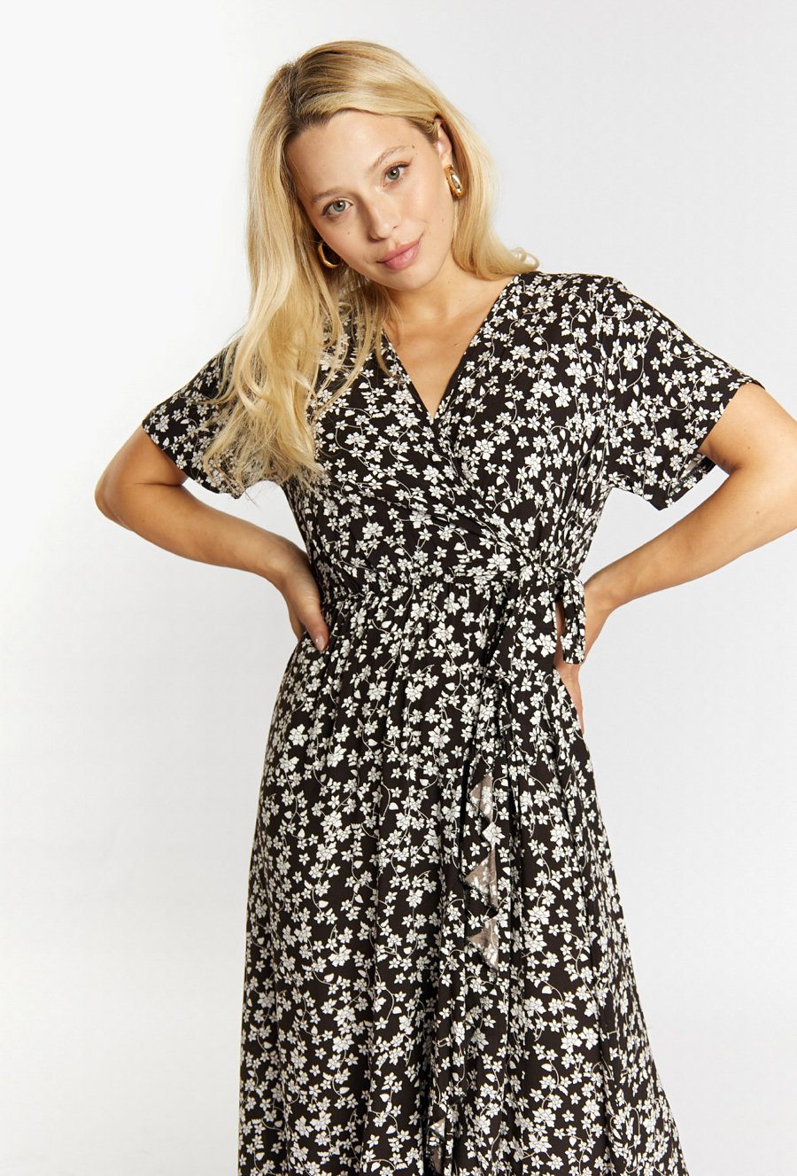 Kopertowa sukienka w drobne kwiaty