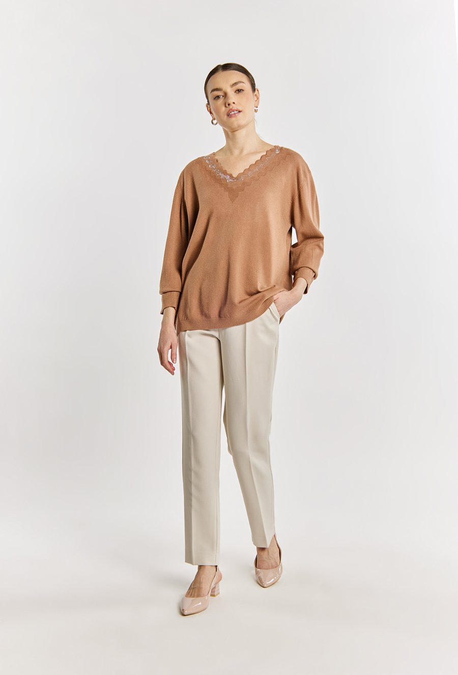 Sweter damski z dżetowym dekoltem