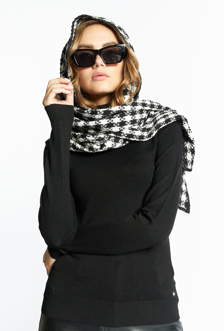 Wzorzysty szal damski