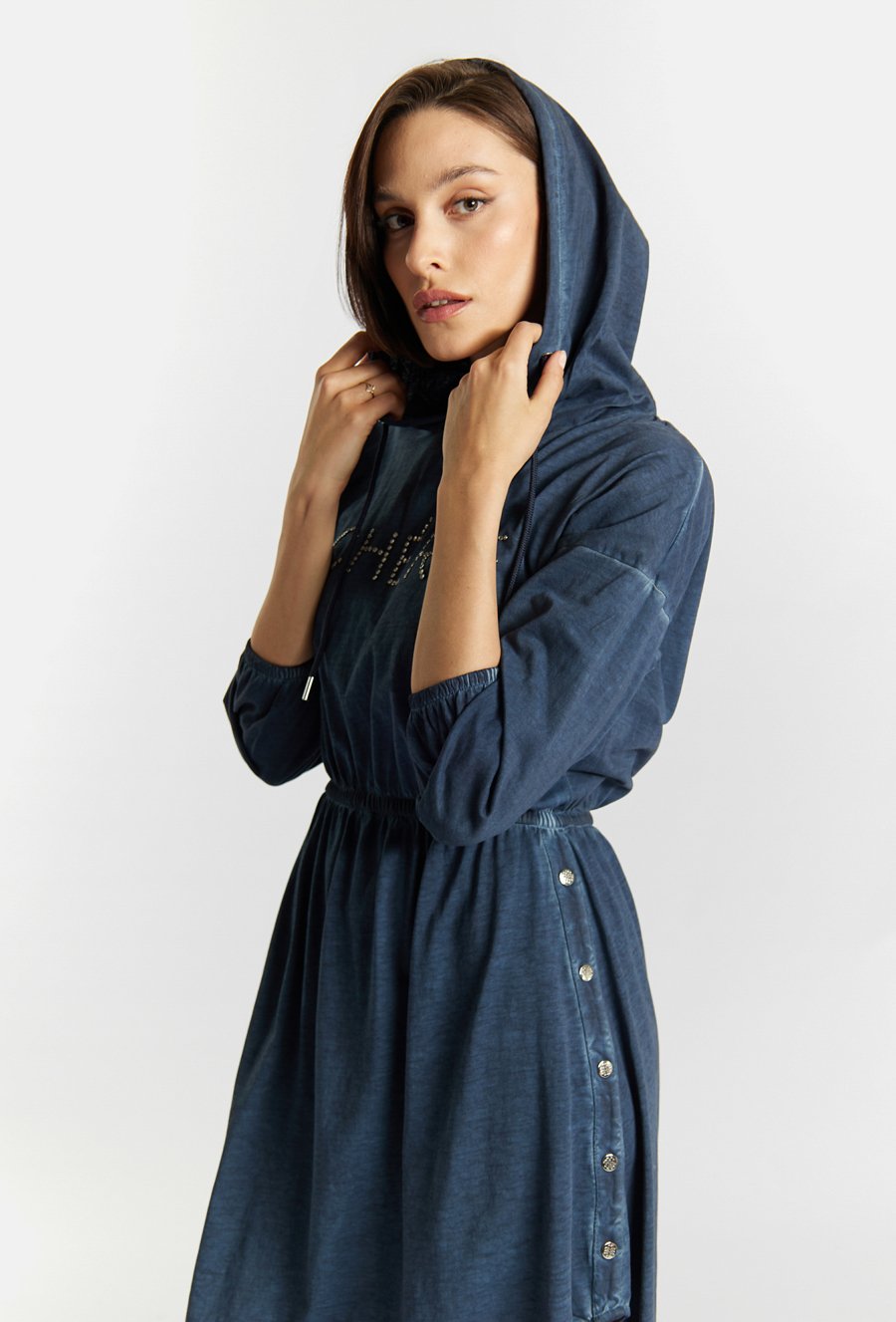 Bawełniana sukienka z dżetowym napisem