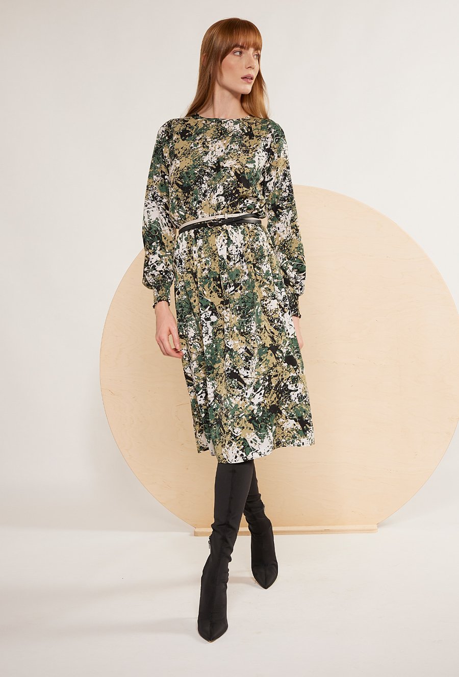 Sukienka midi w odcieniach zieleni