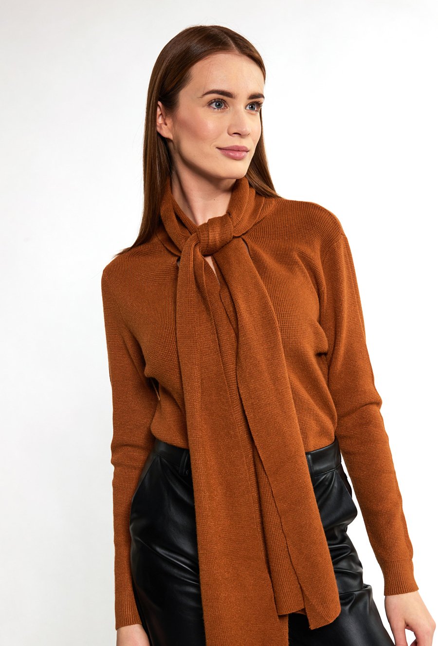 Sweter damski z wszytym szalikiem