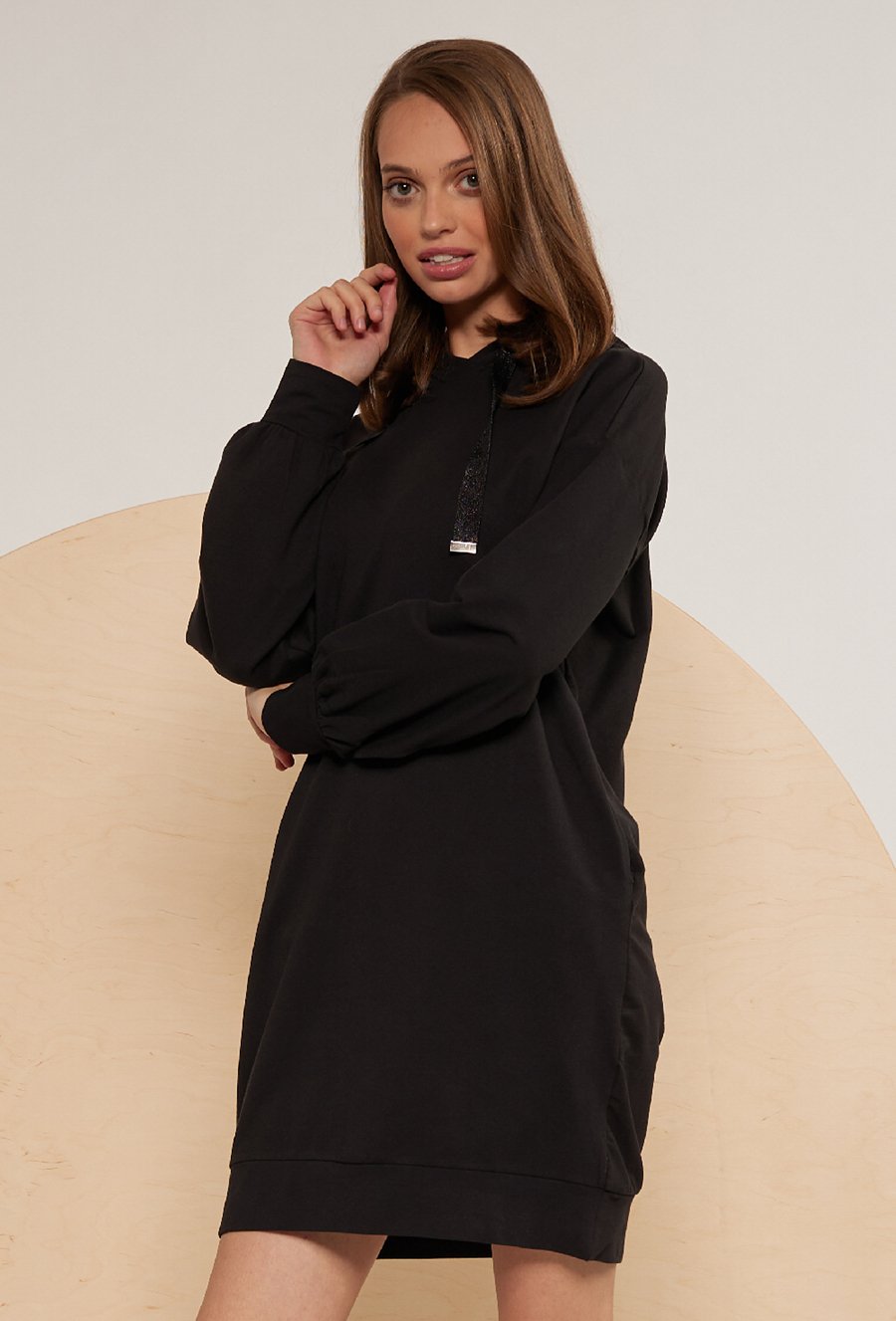 Dresowa sukienka z kapturem