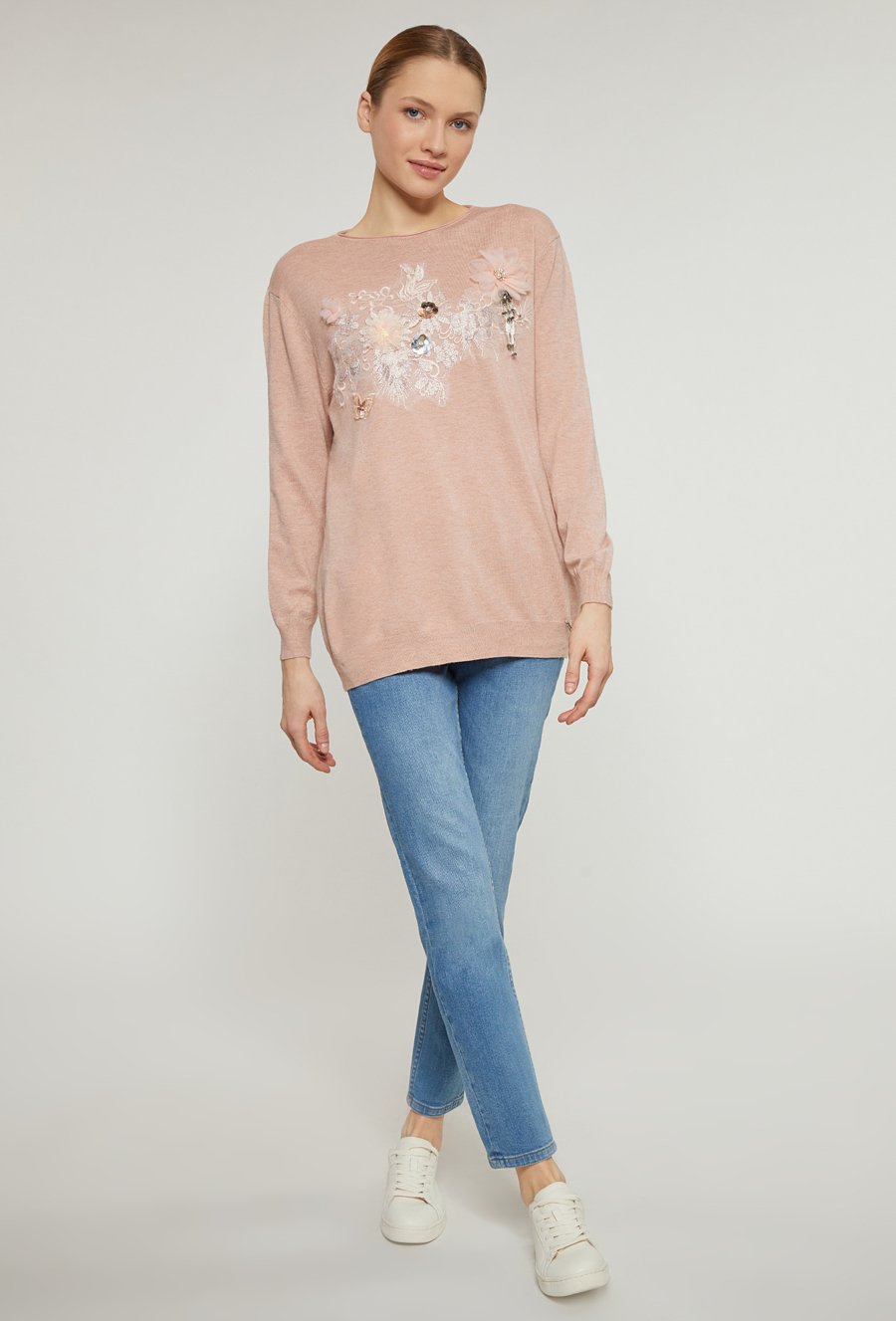 Sweter damski z biżuteryjnym panelem