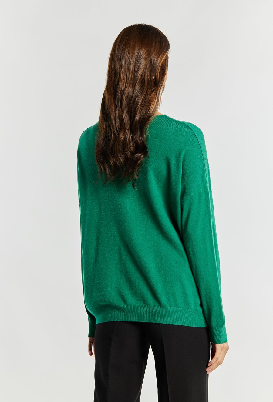 Sweter damski z ozdobną aplikacją