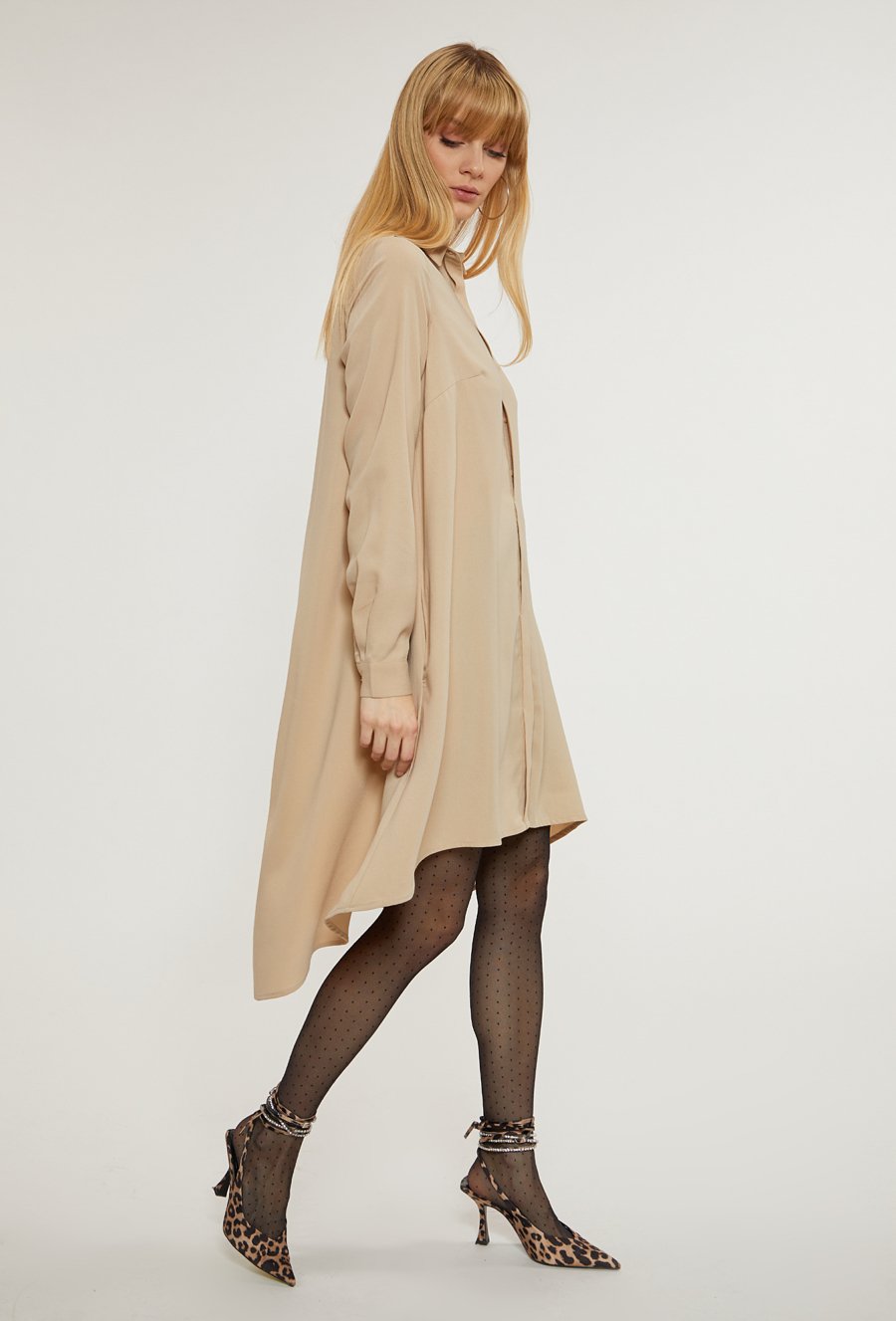 Beżowa koszulowa sukienka midi