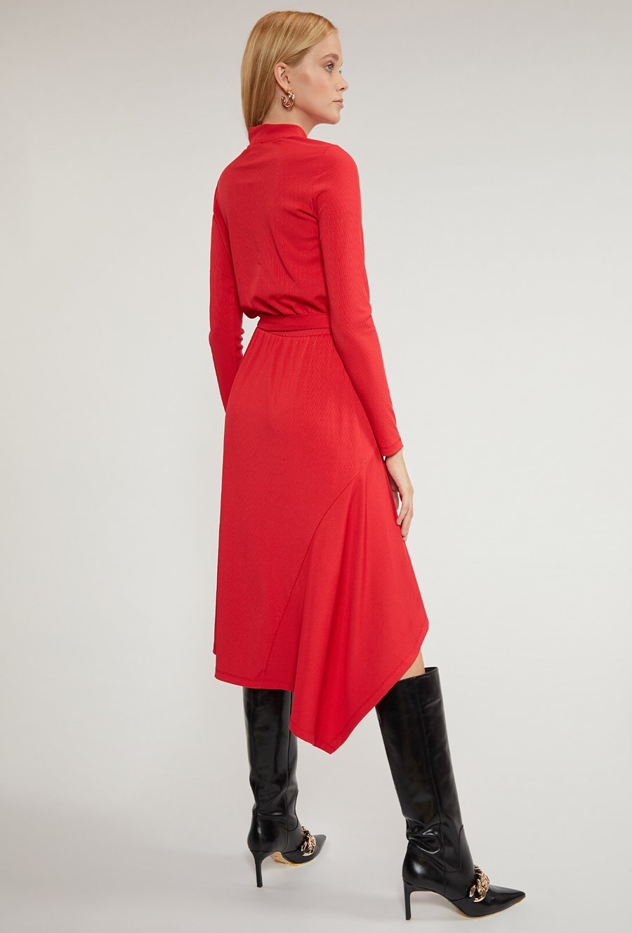 Prążkowana sukienka z golfem