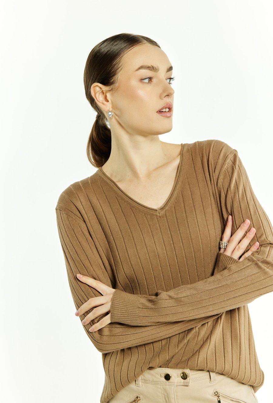 Sweter damski z dekoltem w serek