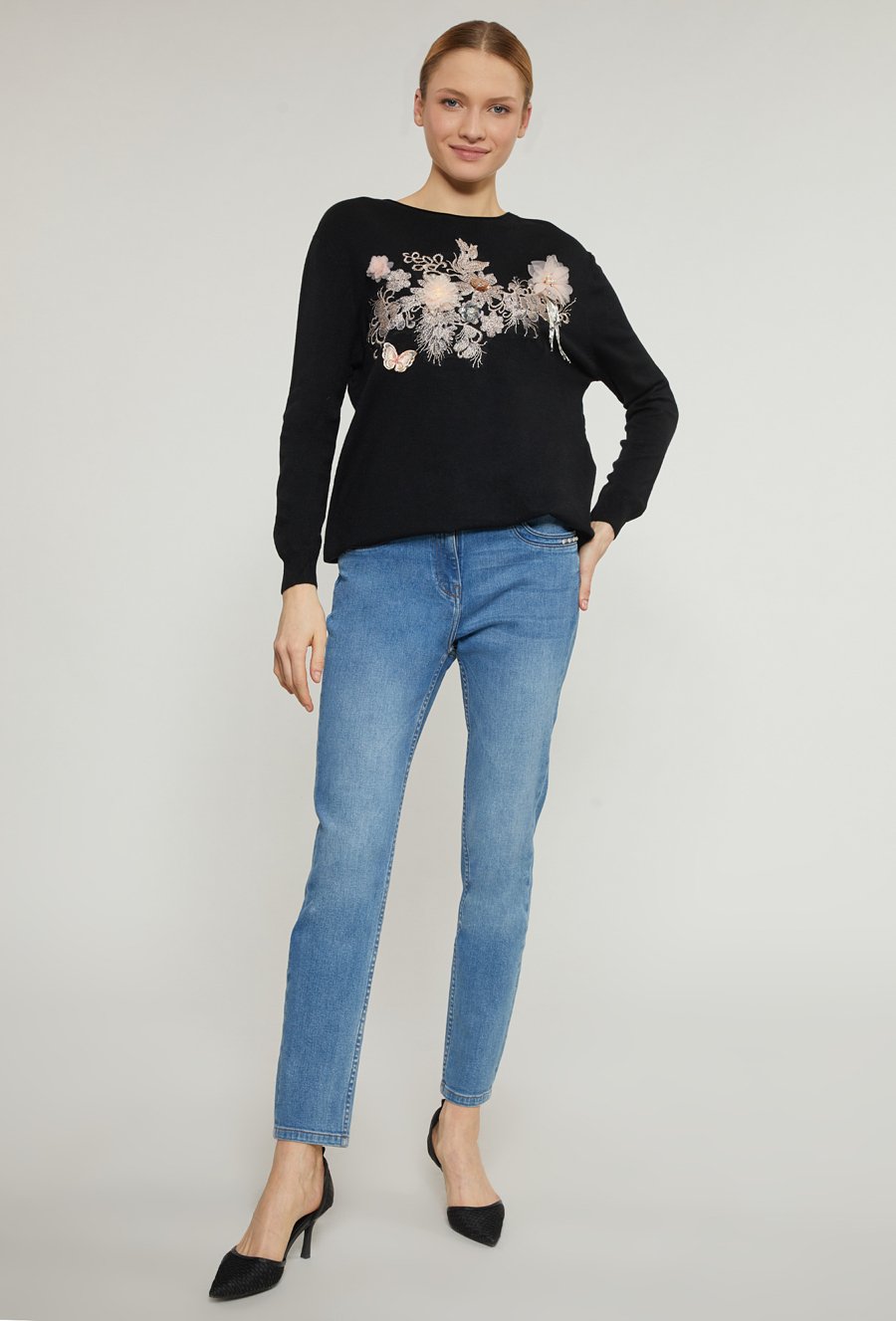 Sweter damski z biżuteryjnym panelem