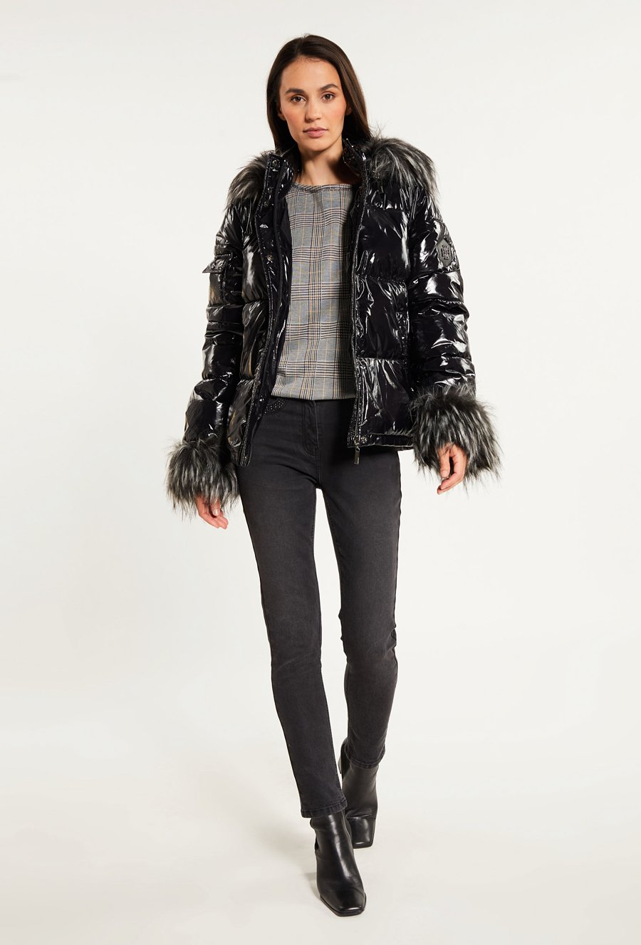 Kr&oacute;tka kurtka z połyskiem