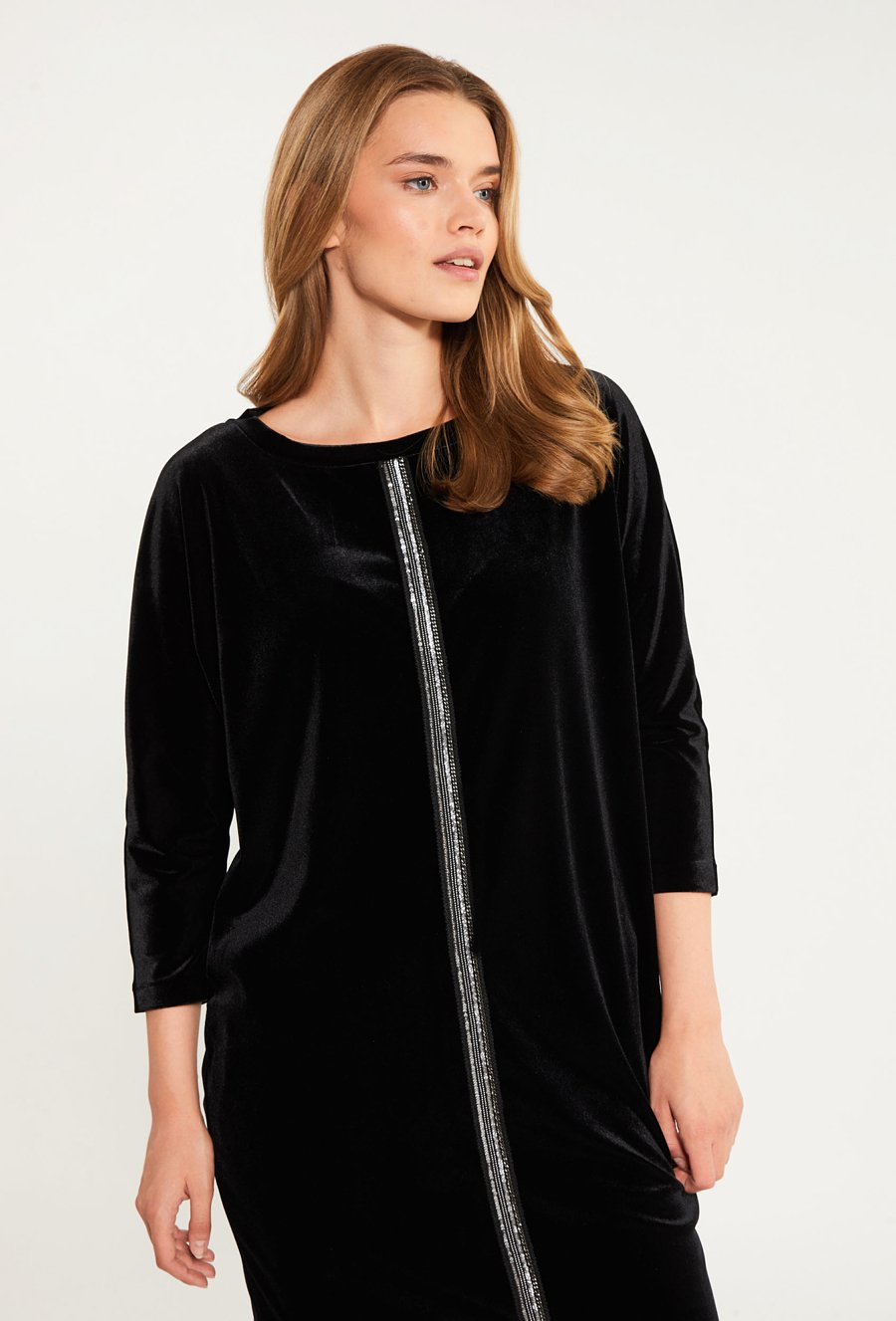 Welurowa sukienka damska z aplikacją