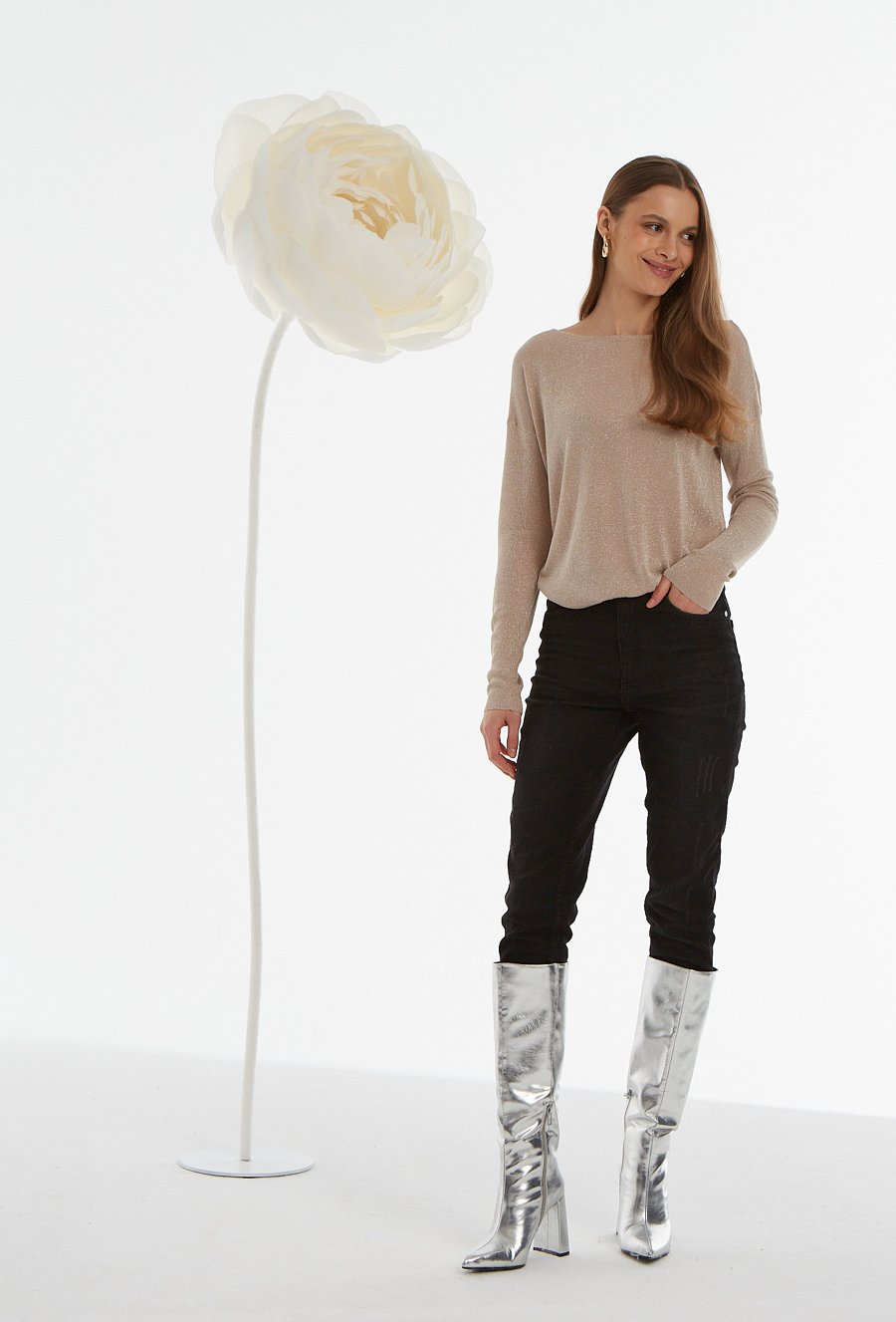 Beżowy sweter z metaliczną nicią