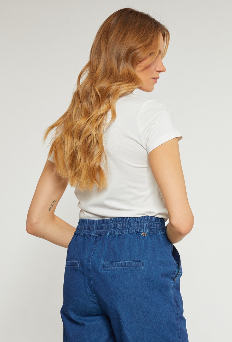 Bawełniany t-shirt z haftowanym wzorem w kwiaty