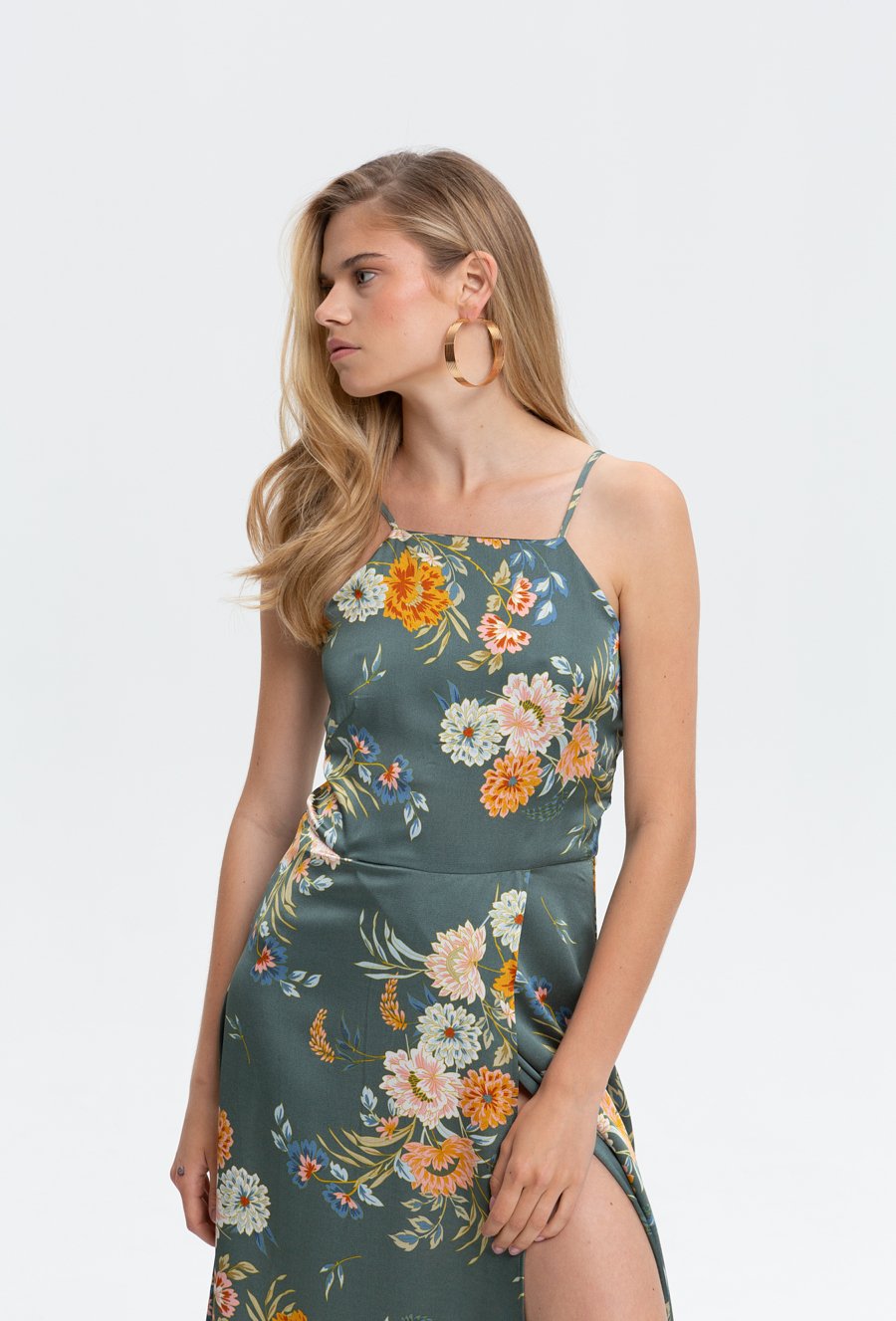 Długa sukienka w kwiaty na ramiączkach