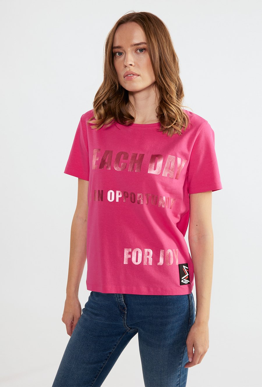 T-shirt z ozdobnym napisem