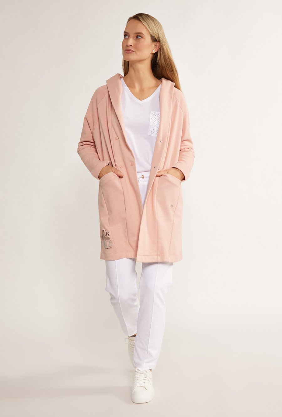 Długa bluza z kapturem i ozdobnymi napisami