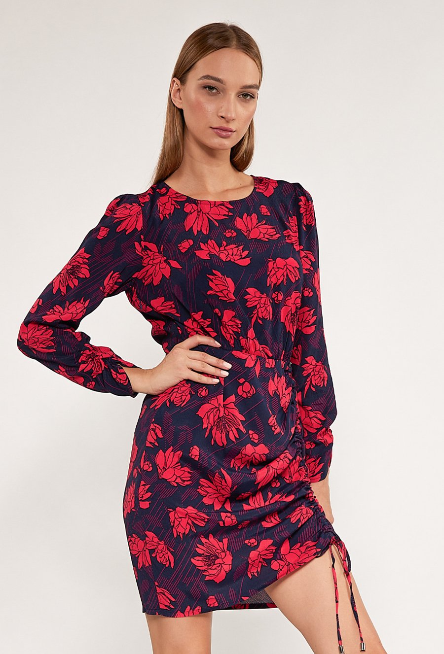 Wzorzysta sukienka ze ściągaczem