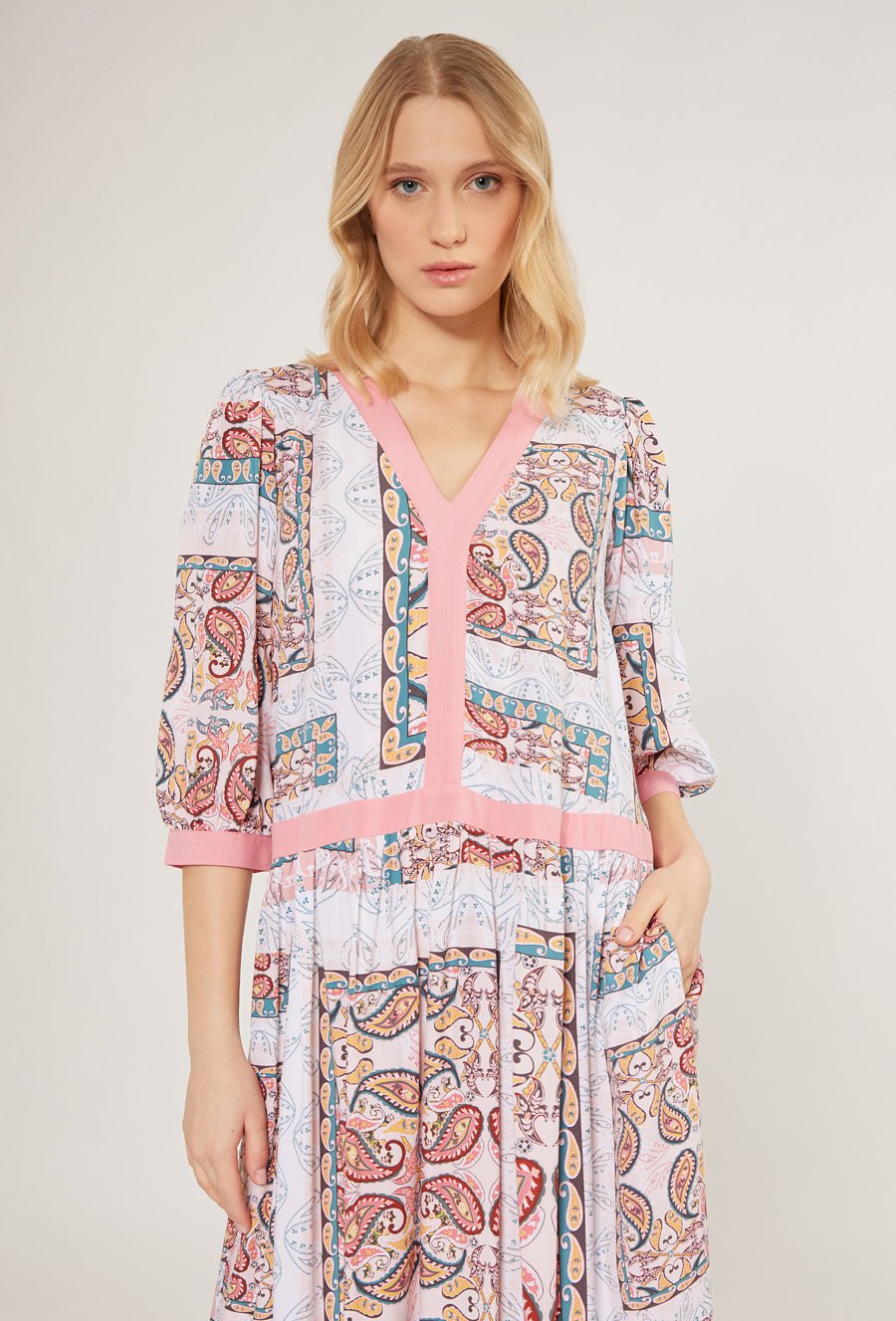 Wzorzysta sukienka midi