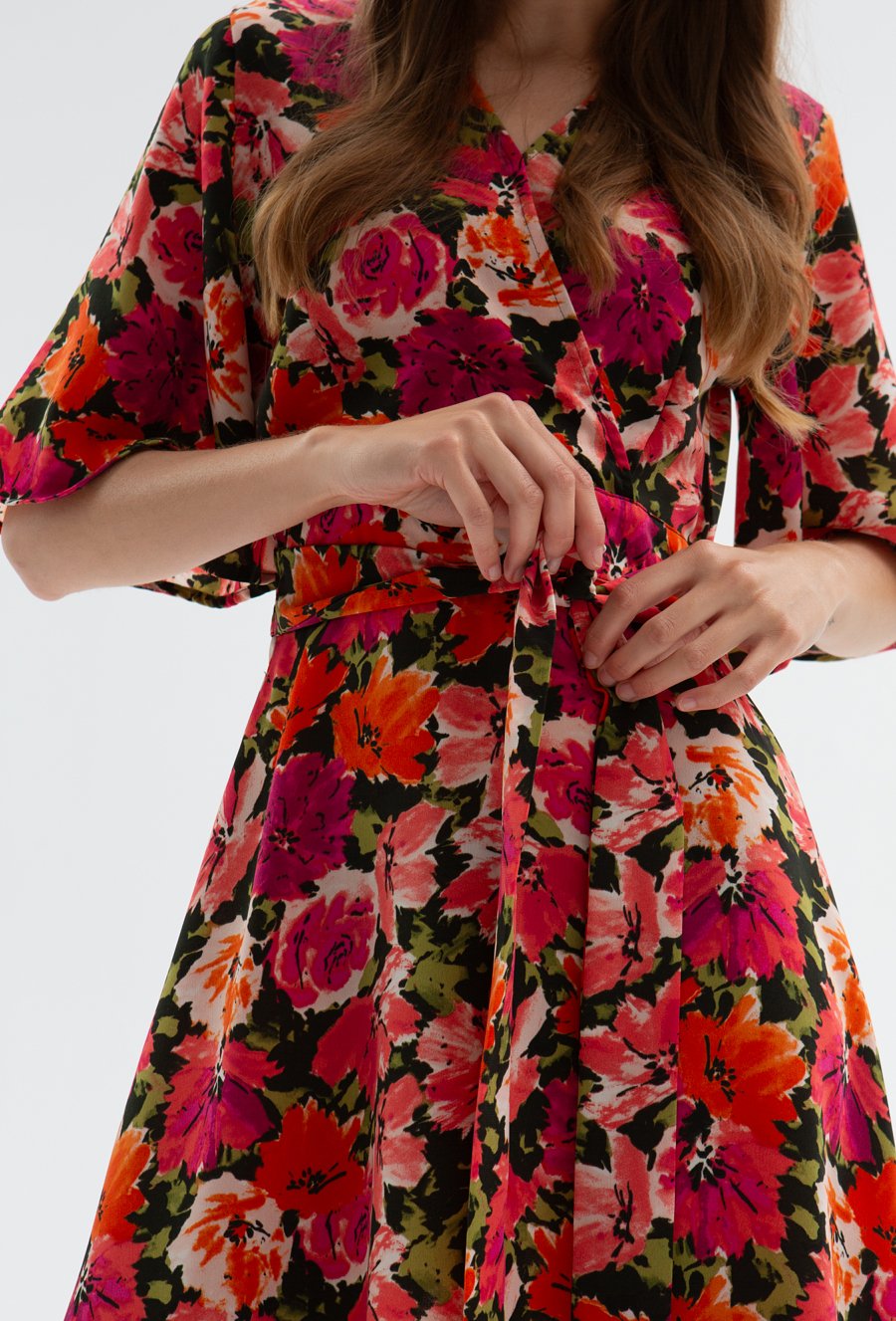 Kwiecista sukienka z kopertowym dekoltem