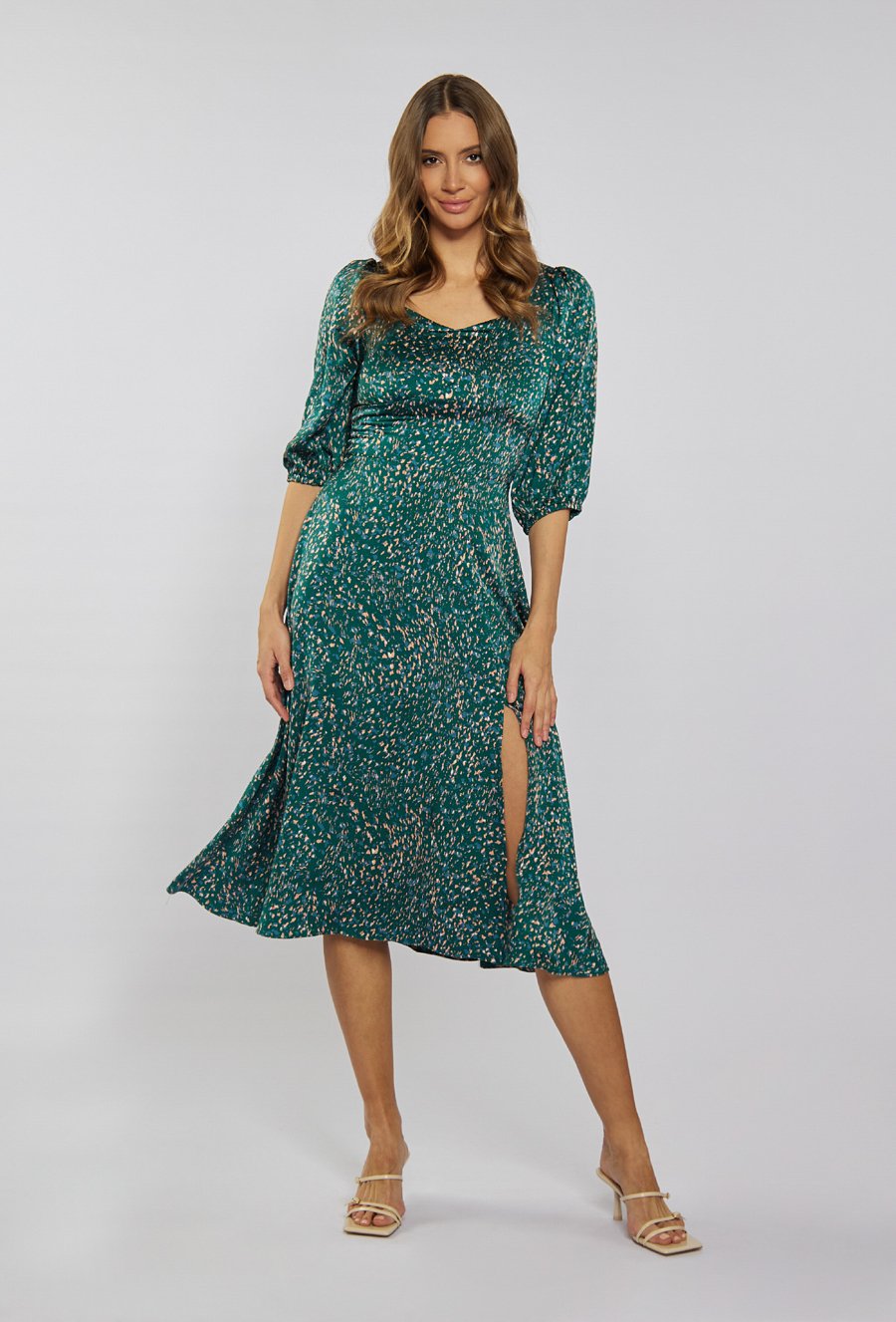 Długa sukienka z kwadratowym dekoltem