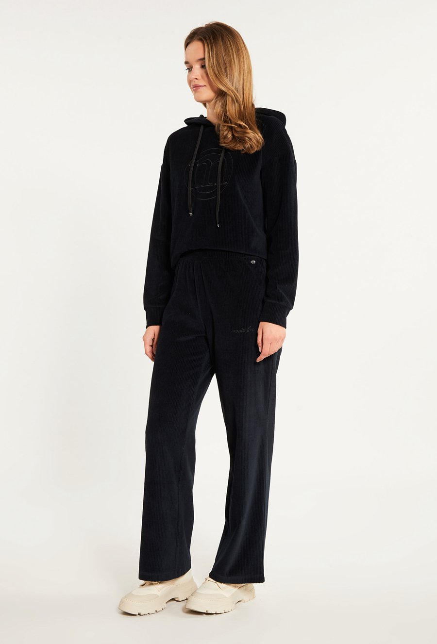 Dresowe spodnie z szeroką nogawką