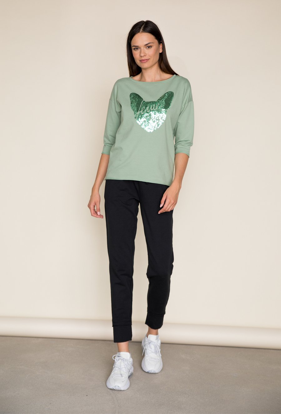 Zielona bluza z cekinową aplikacją