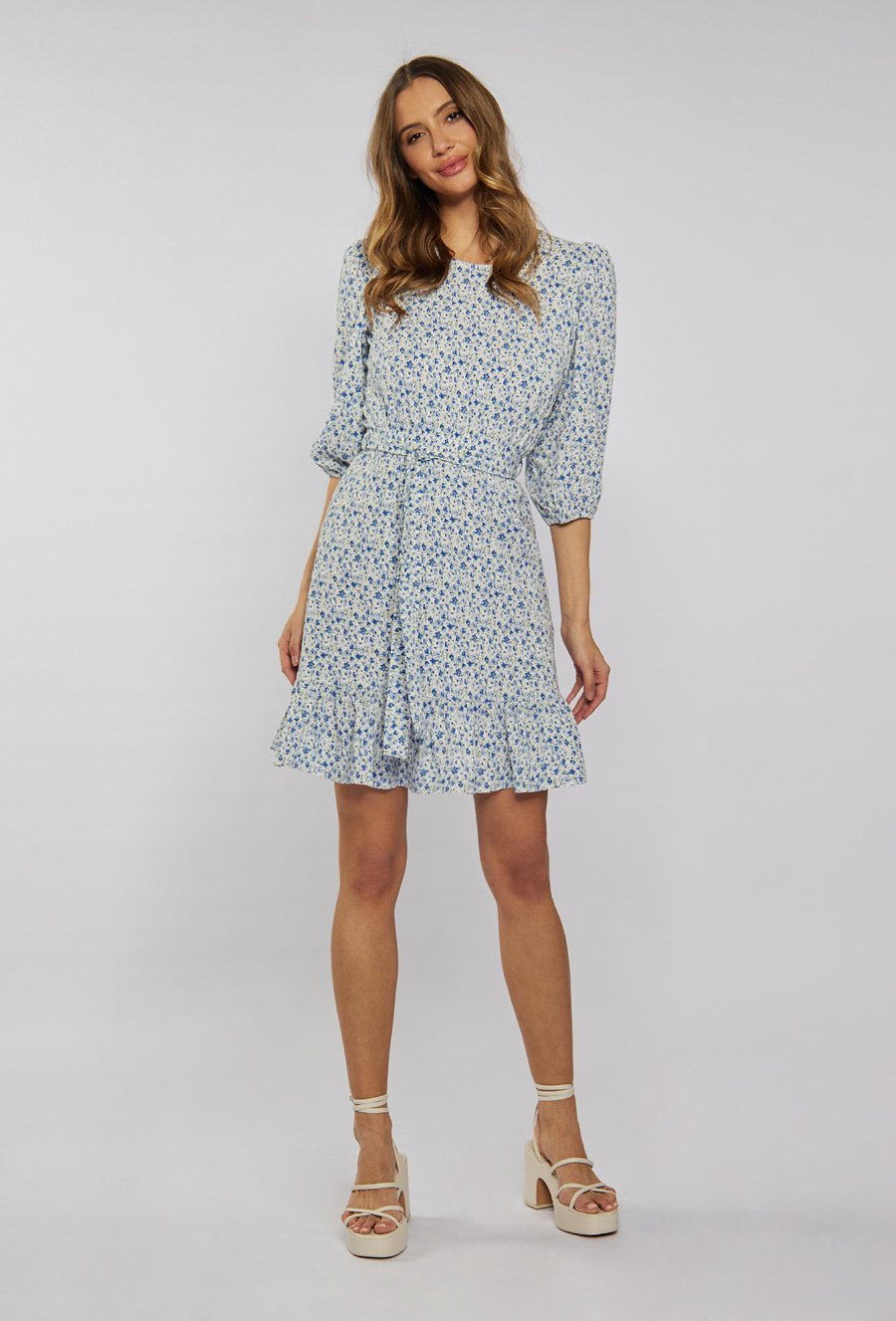 Kr&oacute;tka sukienka z falbaną