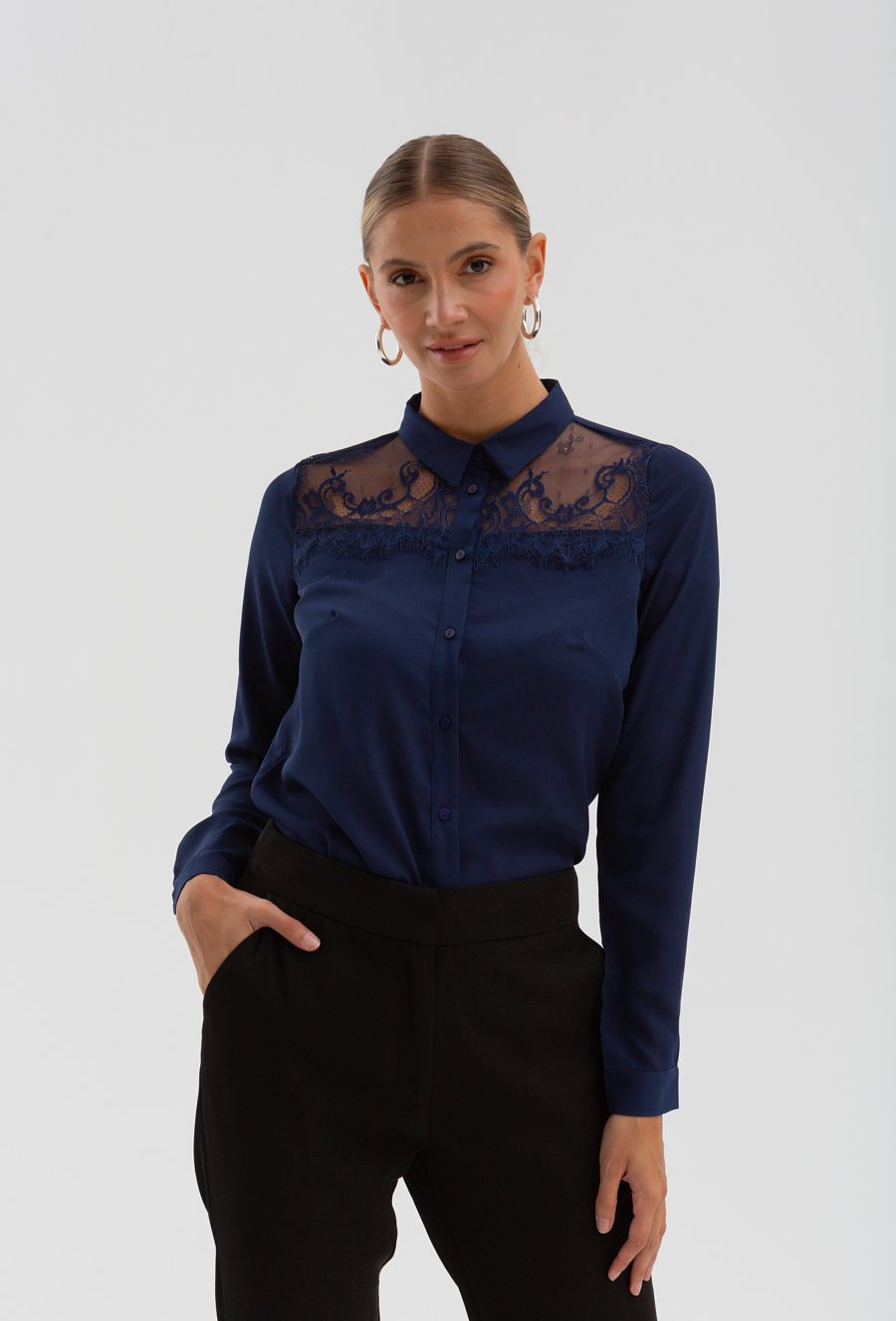 Koszula z koronkowym panelem