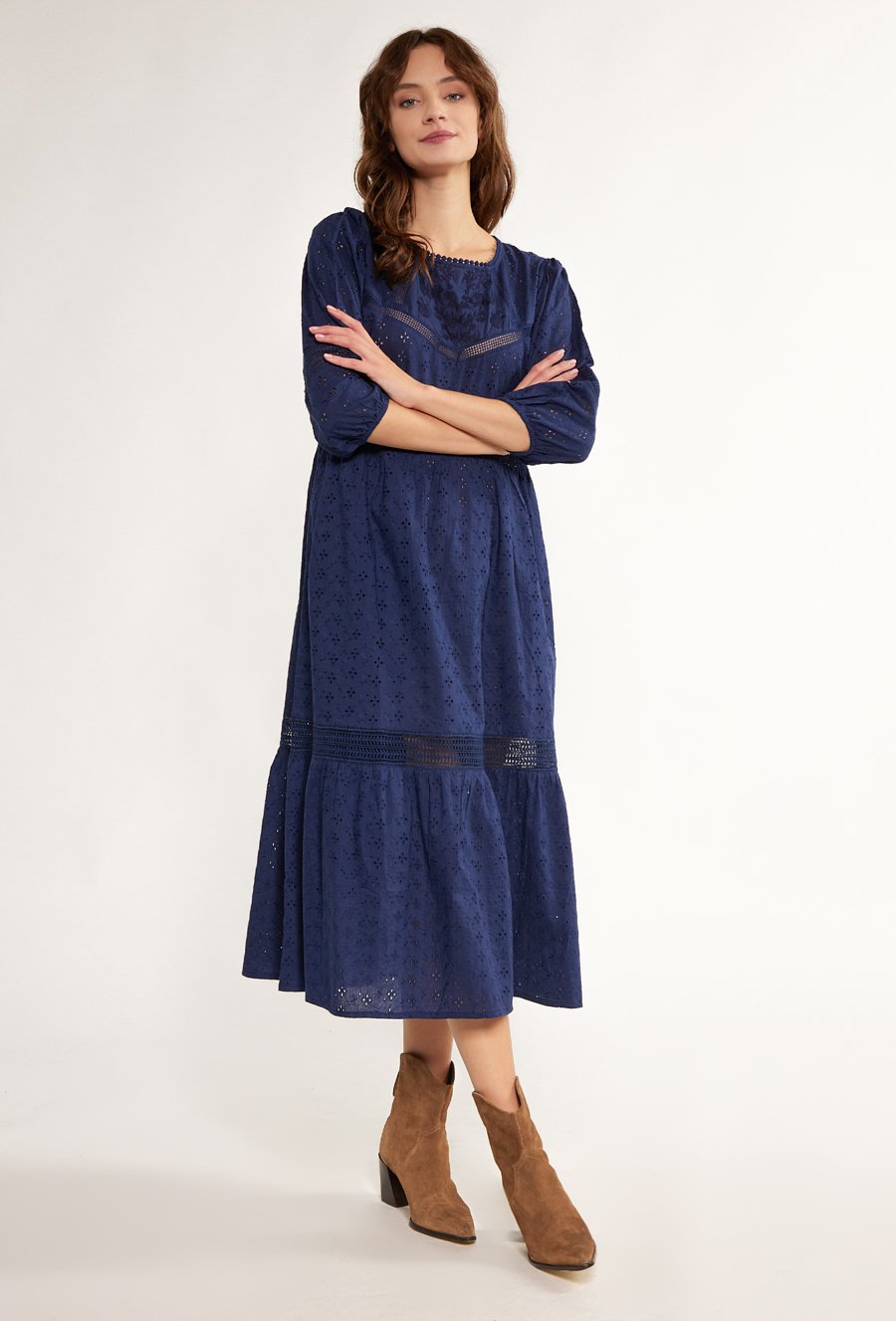 Ażurowa sukienka midi