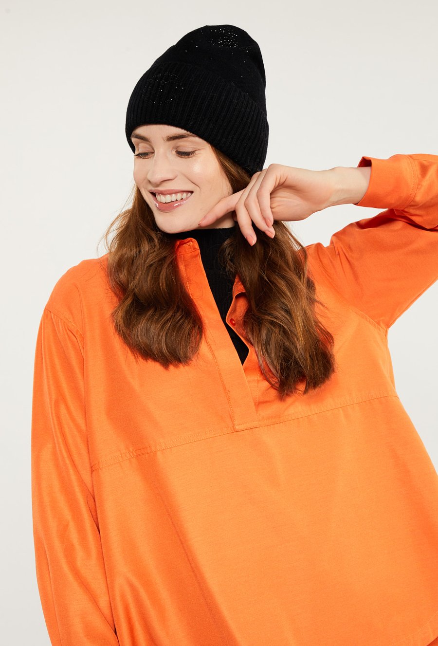 Czapka z dżetową aplikacją