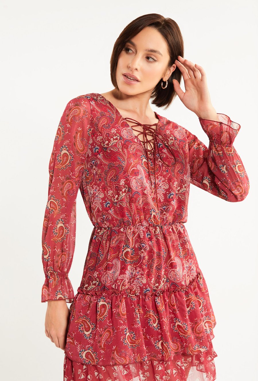 Wzorzysta sukienka mini z falbaną