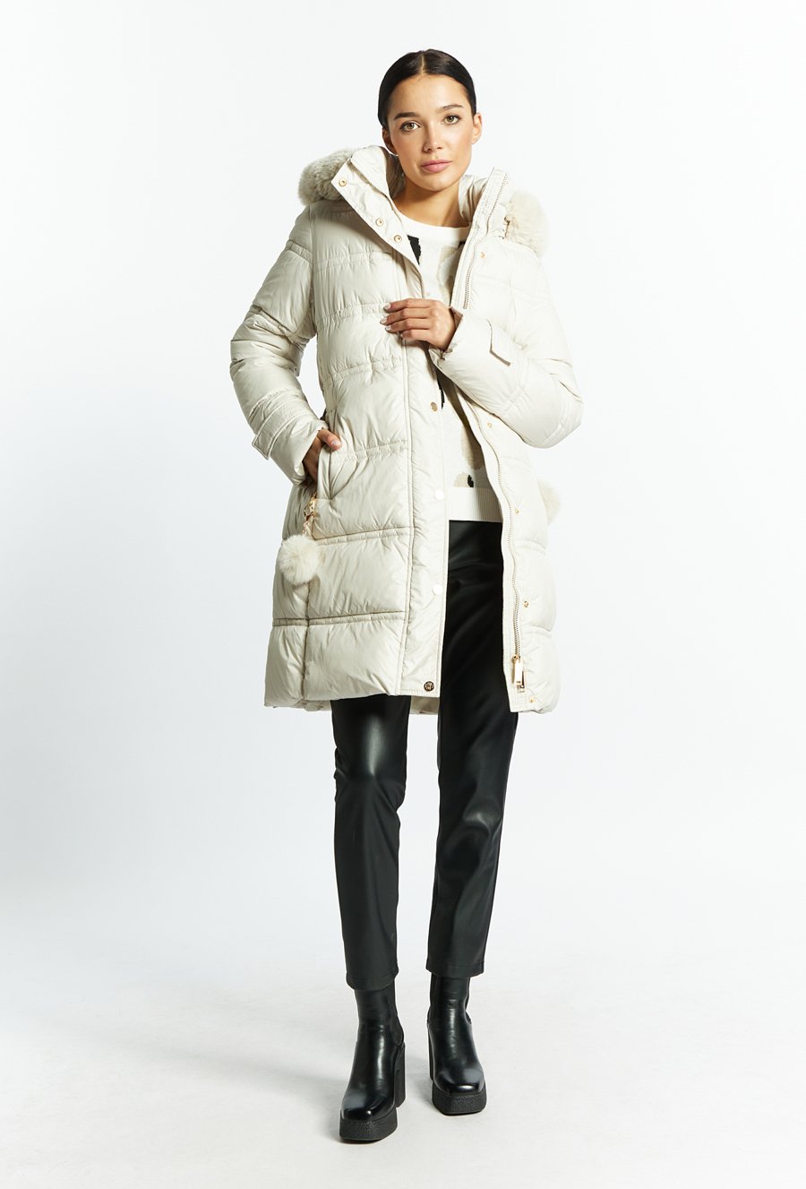 Płaszcz damski z pomponami