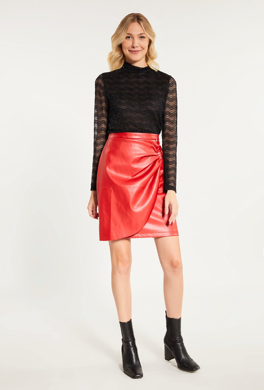 Sp&oacute;dnica mini z imitacji sk&oacute;ry