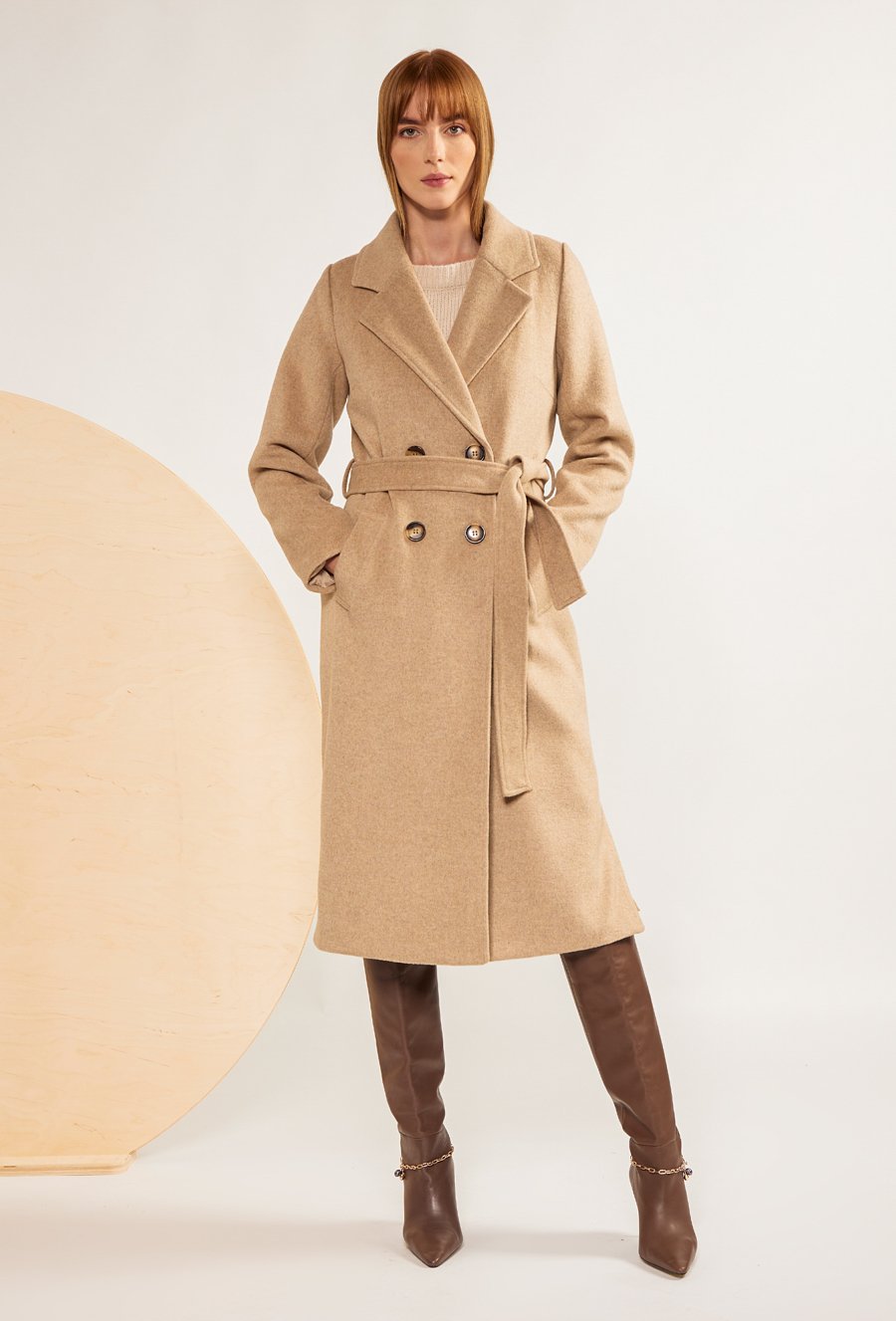 Beżowy klasyczny płaszcz z domieszką wełny