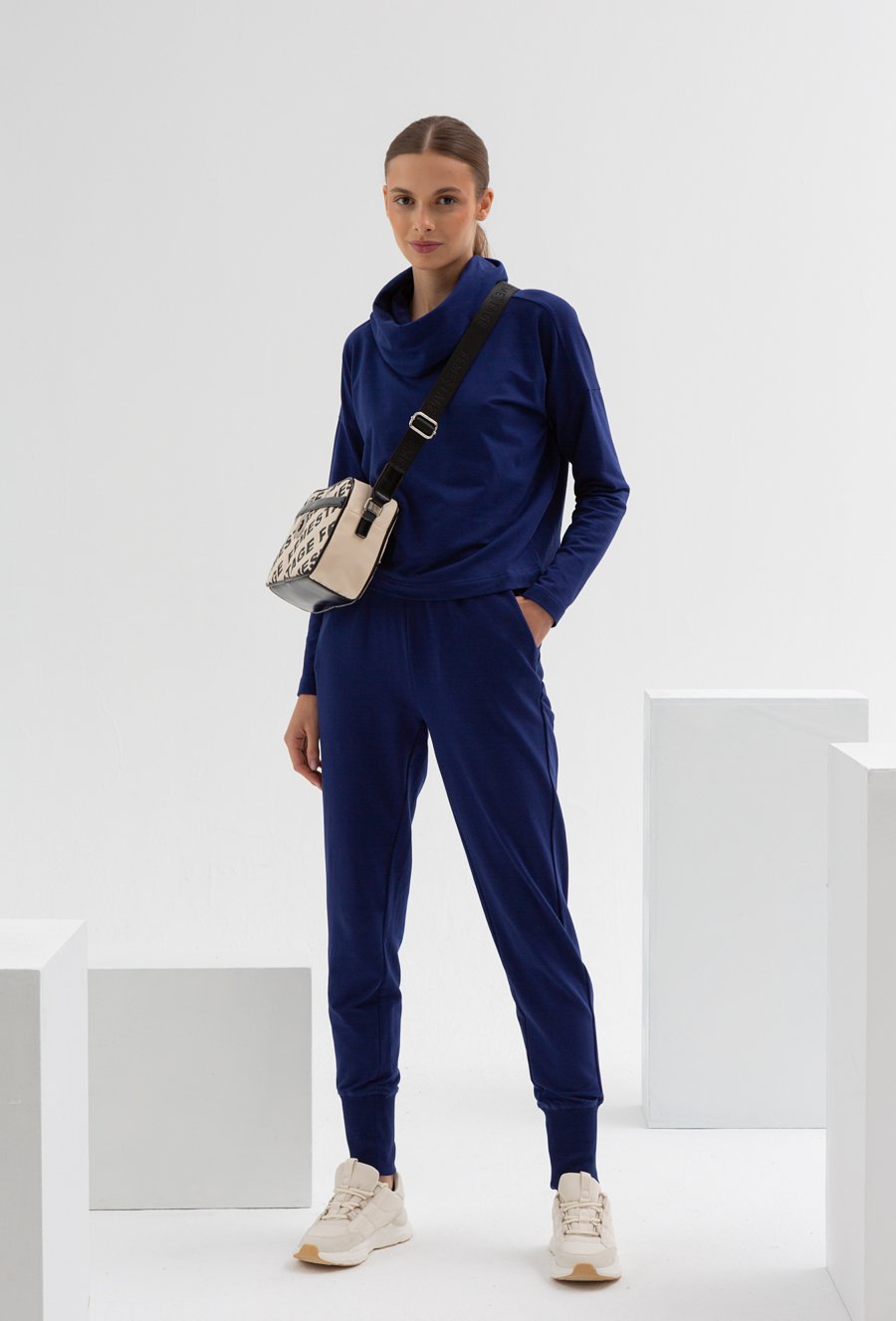 Granatowa bluza z golfem