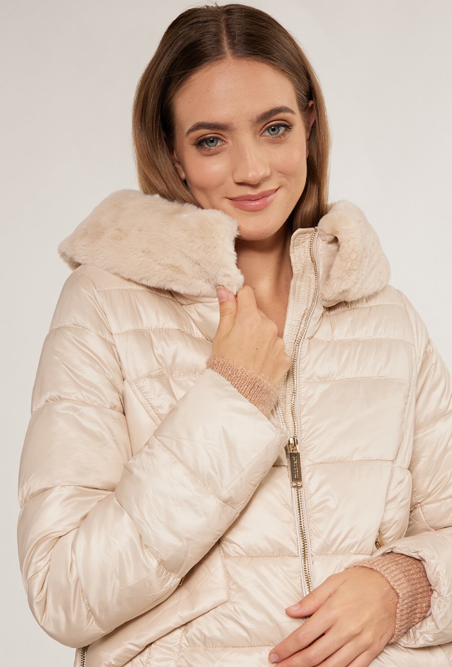 Pikowany płaszcz z futrzanym kapturem