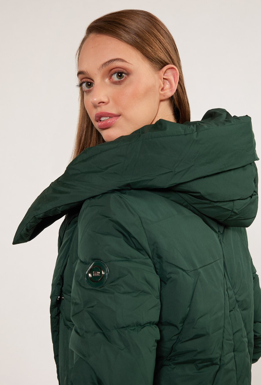 Płaszcz z obszernym kołnierzem oraz kapturem