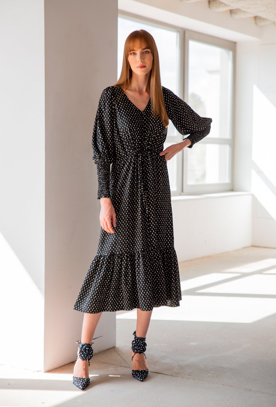 Sukienka z falbaną w grochy