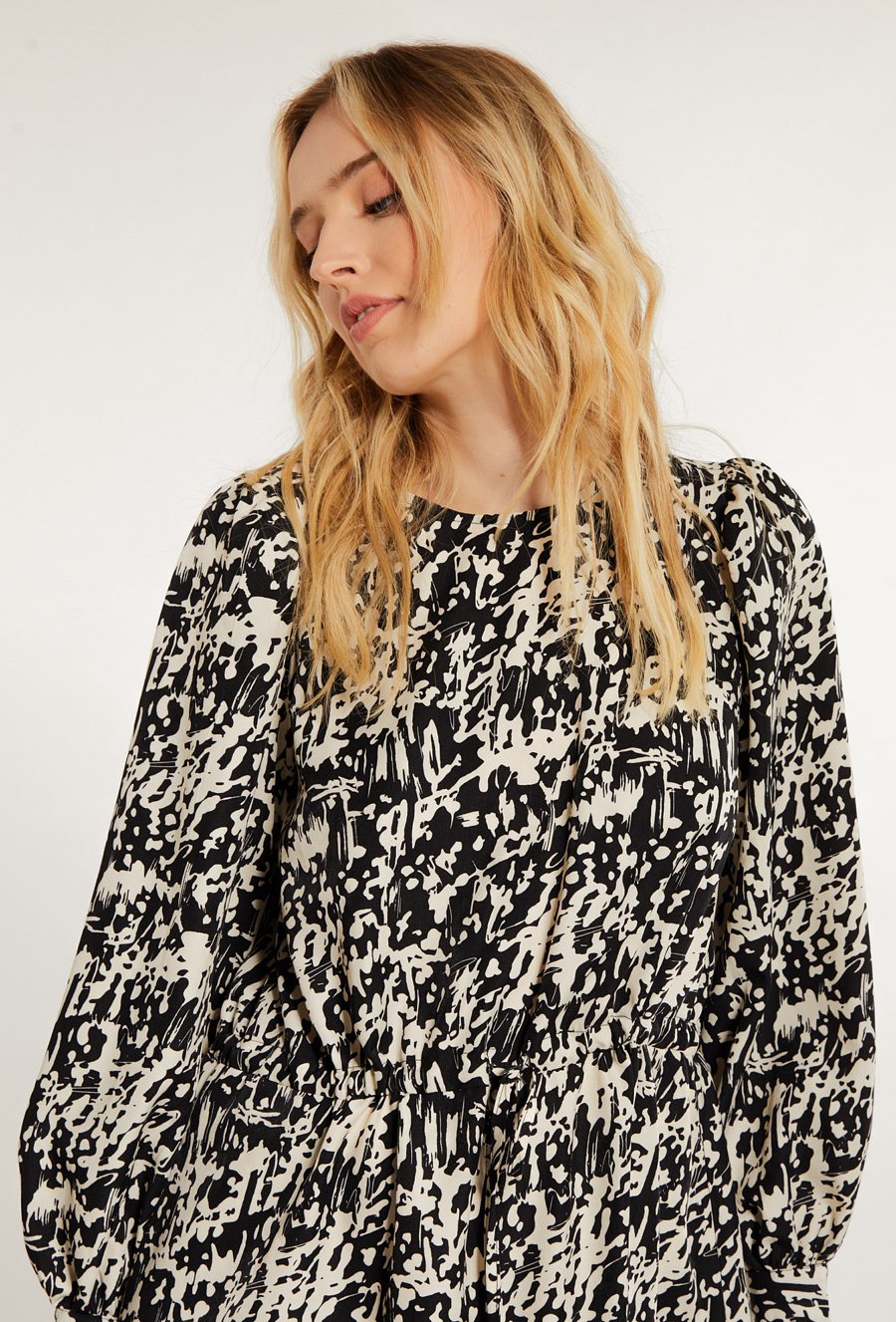 Wzorzysta sukienka z falbaną