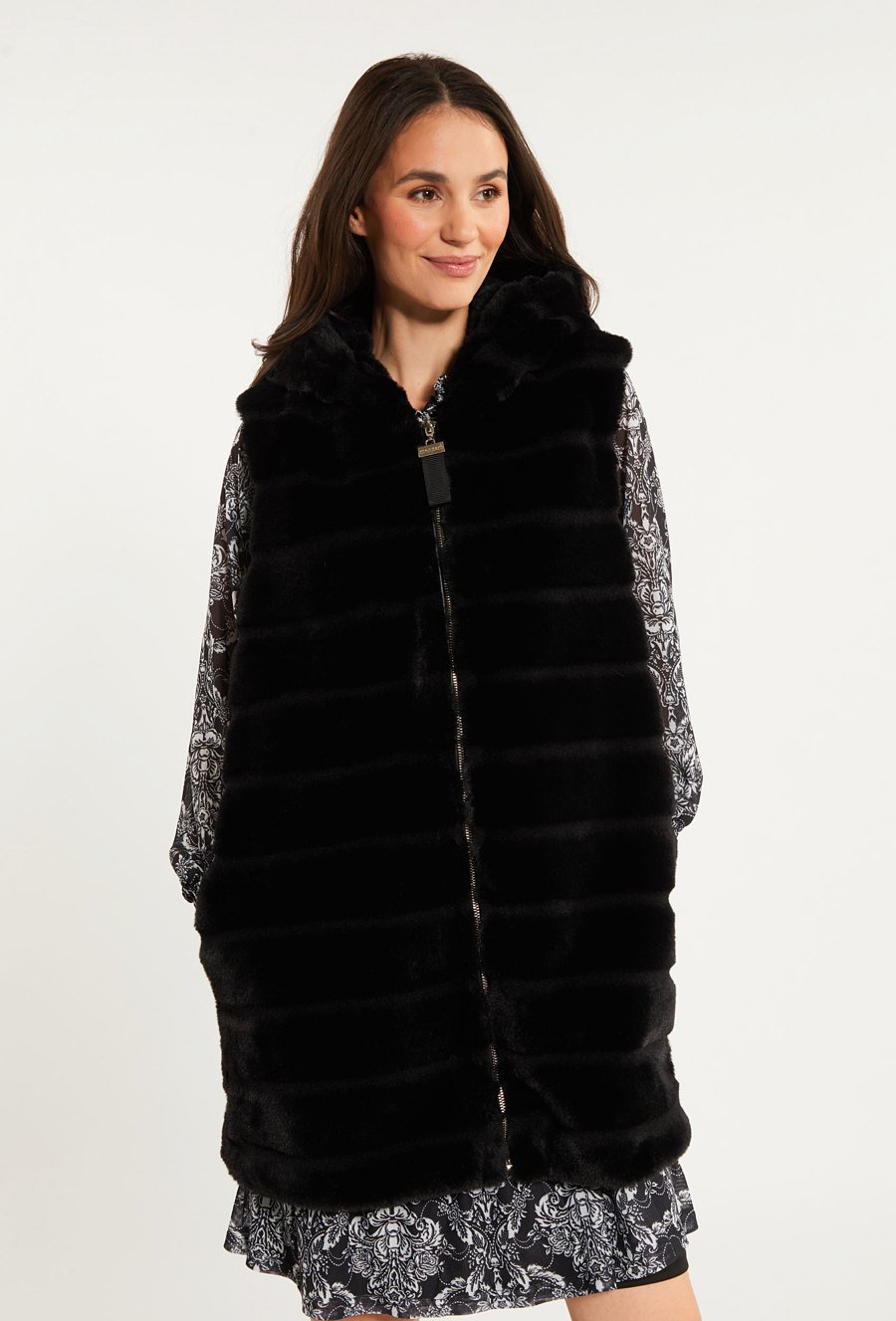 Kamizelka z miękkiego futerka z kapturem