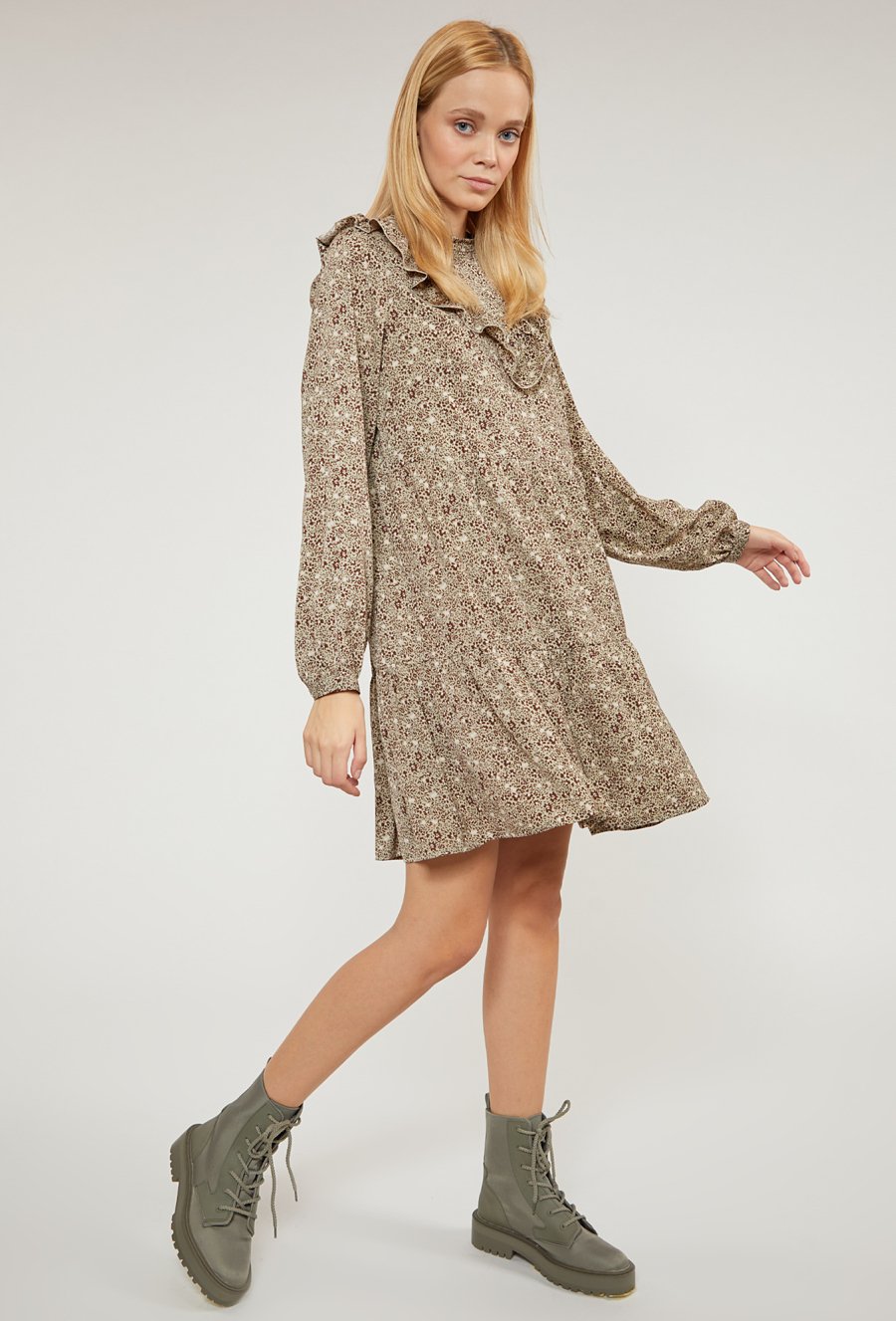 Sukienka z drobnym wzorem i falbaną