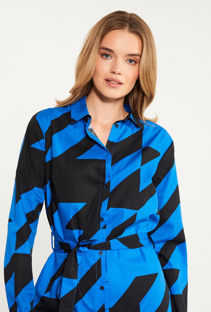 Sukienka midi o koszulowym kroju