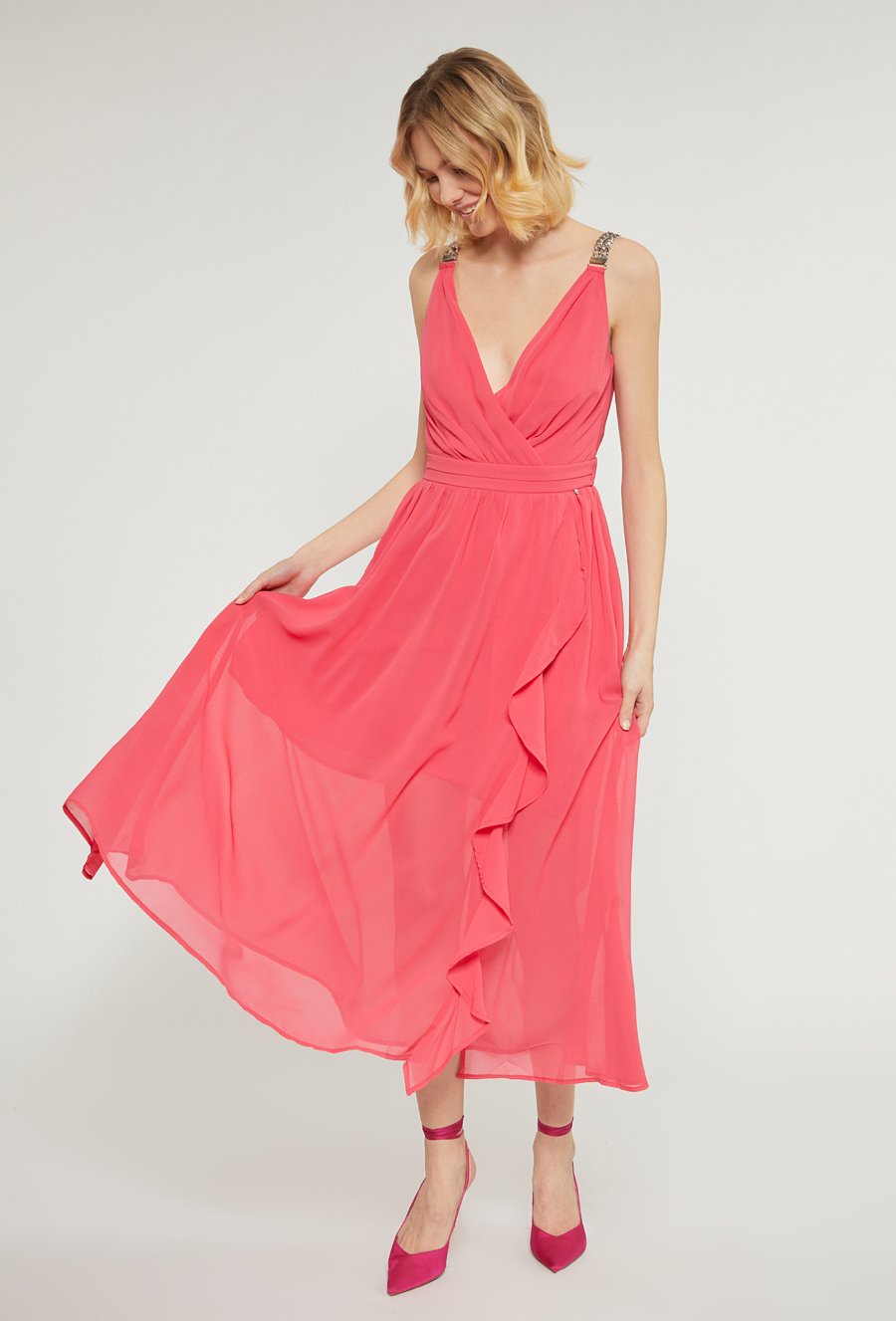 Wizytowa sukienka damska z aplikacją na rękawach