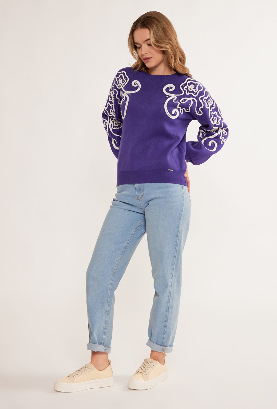 Wiskozowy sweter z wzorem